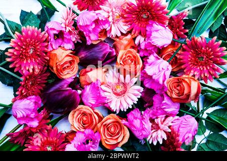 Schöne bunte Mischung Blumen mit Tulpen, Rosen und Gerberas Stockfoto