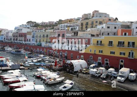 Ponza, Italien - 20. August 2017: Der Hafen von Ponza von der Fähre aus gesehen Stockfoto