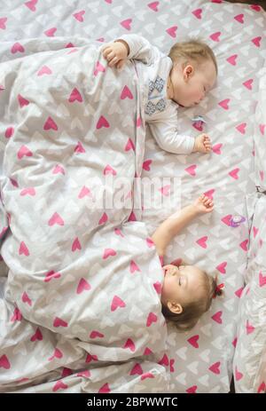 Sehr schöner Bruder und Schwester, die zu Hause im Bett schlafen. Konzept von Bruder und Schwester zusammen für immer Stockfoto