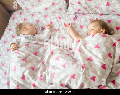 Sehr schöner Bruder und Schwester, die zu Hause im Bett schlafen. Konzept von Bruder und Schwester zusammen für immer Stockfoto