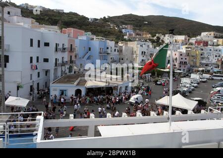 Ponza, Italien - 20. August 2017: Der Hafen von Ponza von der Fähre aus gesehen Stockfoto