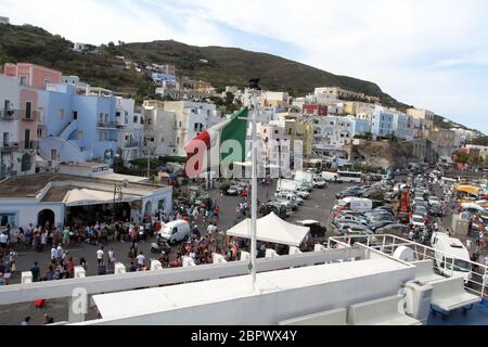 Ponza, Italien - 20. August 2017: Der Hafen von Ponza von der Fähre aus gesehen Stockfoto