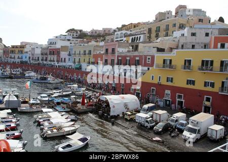 Ponza, Italien - 20. August 2017: Der Hafen von Ponza von der Fähre aus gesehen Stockfoto