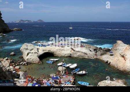 Ponza, Italien - 20. August 2017: Badende in Cala Fonte auf der Insel Ponza Stockfoto