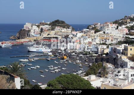 Ponza, Italien - 20. August 2017: Blick auf den Hafen von Ponza Stockfoto