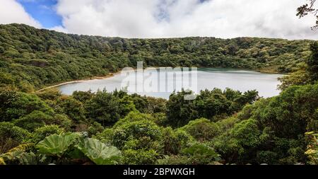 Malerischer Blick auf den See, in den kleineren Krater des Poas Volacano in Costa Rica Stockfoto