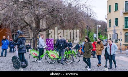 BUDAPEST, UNGARN - 03 16 2019 : Junge Touristen benutzen die mol's Bubi Fahrräder am Budaer Burgtunnel. Stockfoto