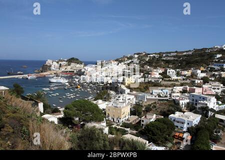 Ponza, Italien - 20. August 2017: Blick auf den Hafen von Ponza Stockfoto