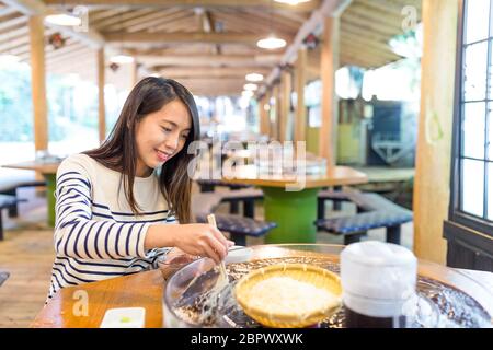 Frau essen Somen im japanischen Restaurant Stockfoto