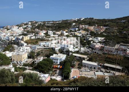 Ponza, Italien - 20. August 2017: Blick auf den Hafen von Ponza Stockfoto