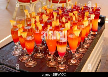 Helle Cocktails mit Melonenstücken im tropischen Resort. Urlaubskonzept. Urlaubskonzept. Trinken Sie im Urlaub. Frohe Sommerferien Stockfoto