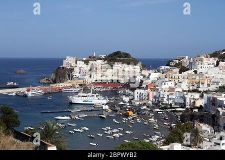 Ponza, Italien - 20. August 2017: Blick auf den Hafen von Ponza Stockfoto