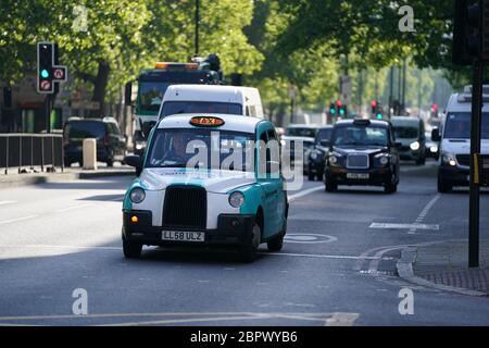 Verkehr auf der Marylebone Road, London, nach der Einführung von Maßnahmen, um das Land aus der Blockade zu bringen. Stockfoto