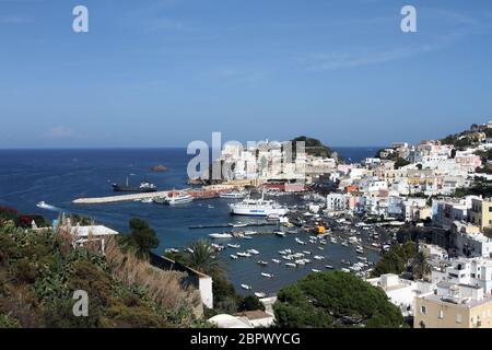 Ponza, Italien - 20. August 2017: Blick auf den Hafen von Ponza Stockfoto