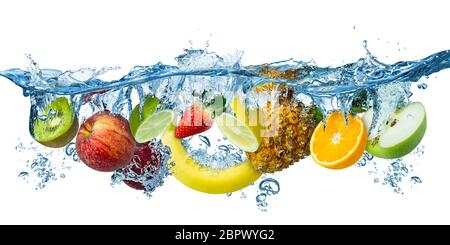 Frische Früchte mit mehreren Spritzen in kristallklares Wasser gesunde Ernährung frische Konzept auf weißem Hintergrund Stockfoto