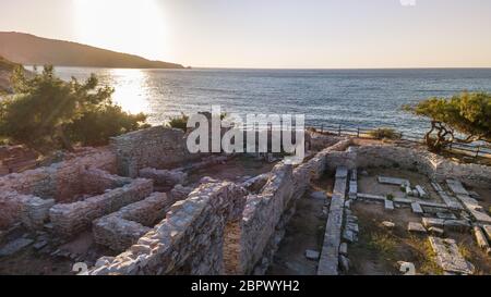 Ruinen des antiken Dorfes in Archäologische Stätte von Aliki. Insel Thassos, Griechenland Stockfoto