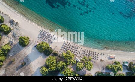 Strand in der Nähe von Paragga Glarokavos Strand in Halbinsel Kassandra. Chalkidiki, Griechenland Stockfoto