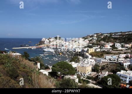 Ponza, Italien - 20. August 2017: Blick auf den Hafen von Ponza Stockfoto