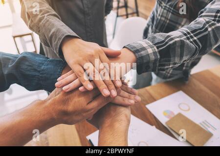 Unternehmer, die ihre Hände zusammen in der Sitzung Stockfoto