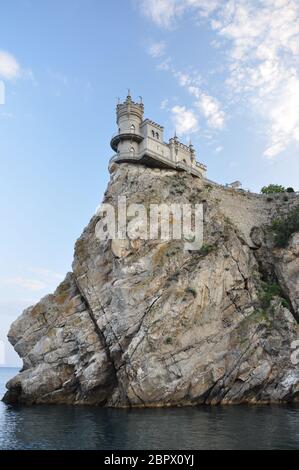 Die Burg auf einem Felsen thront über dem Meer Stockfoto