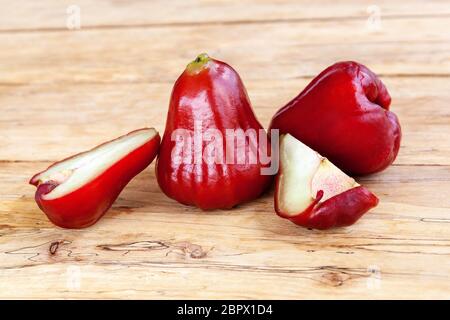 Reif rose Äpfel oder chomphu Früchte auf Holztisch. Stockfoto