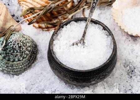 Salz mit Löffel, Schalen und grobkörniges Meersalz Nahaufnahme Stockfoto