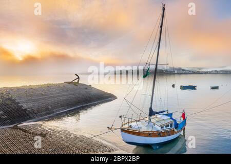 Appledore, North Devon, England. Mittwoch, 20. Mai 2020. Wetter in Großbritannien. Nach einer milden Nacht, bei Sonnenaufgang, umhüllt driftender Nebel die Flussmündung des Torridge bei Appledore in North Devon. Mit Sonnenschein und klarem Himmel heute, Temperaturen werden voraussichtlich 23c im Südwesten von England zu erreichen. Quelle: Terry Mathews/Alamy Live News Stockfoto