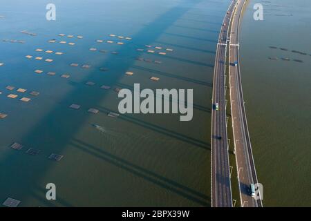 Hongkong - 16. Oktober 2018: Drohnenflug über Shenzhen Bay Bridge Stockfoto