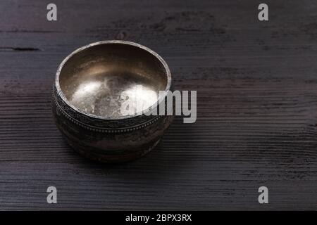 Leere vintage silver Salz auf Dunkelbraun Holzbrett Stockfoto