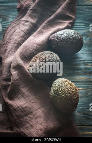Hass Avocados auf dem hölzernen Hintergrund Stockfoto