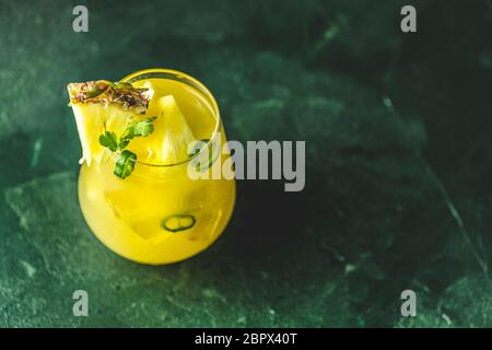 Würzige Ananas jalapeno mezcalita oder margarita für Cinco de Mayo ist ein erfrischender Cocktail aus Ananas, Koriander, Jalapeno und mexikanischer Destille Stockfoto