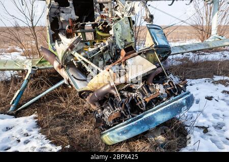 Vorderansicht des alten zerbrochenen Flugzeugs Antonov an-2. Stockfoto