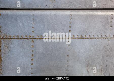 Nahaufnahme der alten Flugzeug-Aluminium-Textur mit Nieten. Stockfoto