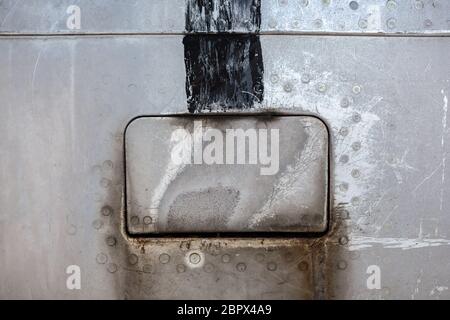 Nahaufnahme der alten Flugzeugaluminiumluke mit Nieten. Stockfoto