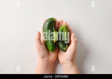 Hässliche organische abnorme Gurken in den Händen. Konzept Bio-Gemüse. Nahaufnahme. Stockfoto