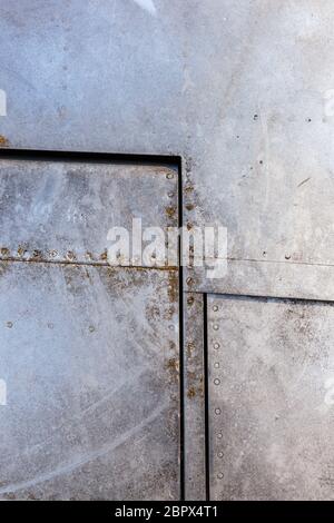 Nahaufnahme der alten Flugzeug-Aluminium-Textur mit Nieten. Stockfoto