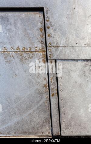 Nahaufnahme der alten Flugzeug-Aluminium-Textur mit Nieten. Stockfoto