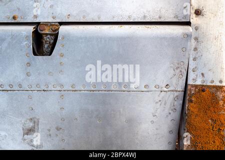 Nahaufnahme der alten Flugzeug-Aluminium-Textur mit Nieten. Stockfoto