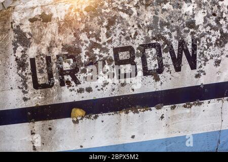 Nahaufnahme der alten Flugzeug-Aluminium-Panel mit Buchstaben. Stockfoto