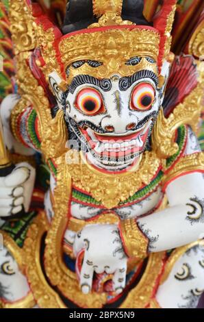 Bunte Skulptur an der Ubud Palace auf der Insel Bali, Indonesien Stockfoto