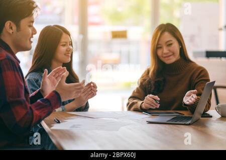 Drei asiatische Geschäftsmann arbeiten und präsentieren in einer Sitzung Stockfoto