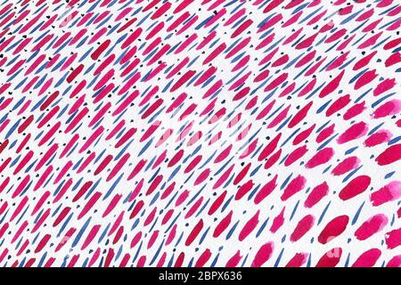 Zusammenfassung Hintergrund mit sich wiederholenden diagonale Streifen und Anschläge von rot, blau und rosa Farben mit blauen Punkten auf einem weißen Hintergrund. Aquarell backgrou Stockfoto