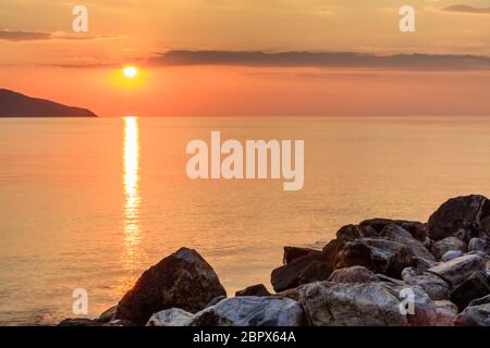 Sonnenaufgang am Meer, in Chalkidiki, Griechenland Stockfoto