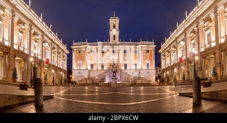 Piazza del Campidoglio auf dem Kapitolinischen Hügel mit der Fassade des Senats Palast und Reiterstandbild von Marcus Aurelius in der Nacht, Rom, Ita Stockfoto