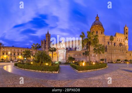 Schöne Panoramasicht auf der Metropolitan Kathedrale der Himmelfahrt der Jungfrau Maria in der Nacht in Palermo, Sizilien, Italien Stockfoto