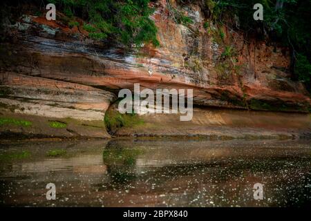 Nahaufnahme von sandsteinfelsen Formation in der Nähe des Flusses Gauja in Lettland. Sedimentgestein aus Sand oder Quarz Körner zusammen geklebt. Stockfoto