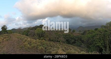 Wolken über dem Regenwald in Portobelo in Panama Stockfoto