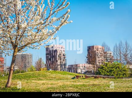 Bologna Quartiere Navile in Italien mit Trilogia Navile modernes Gebäude Stadtpark im Frühjahr. Stockfoto