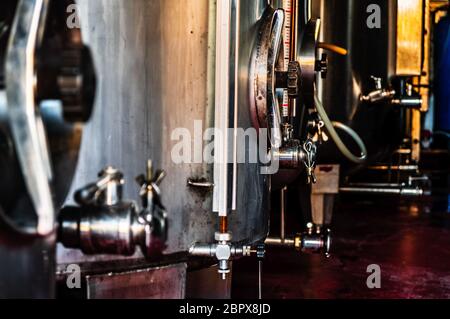 Weinwerk Anlage Silos Fabrik Hintergrund Wasserhahn Nahaufnahme. Stockfoto