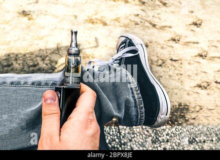 Ecig sucht junge Menschen elektronische Zigarette elektrische Raucher vaping. Stockfoto